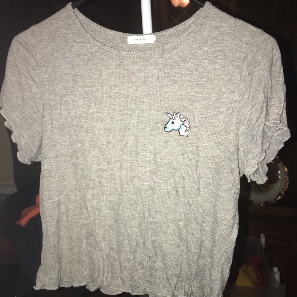 gray crop top shirt